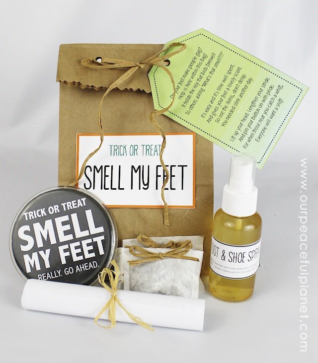 Make a unique Halloween gift set for adults. It’s an all-natural foot spray and shoe freshener kit. Instructions plus free printables which includes a hilarious poem! 
