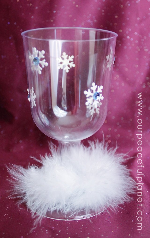 Looking for unique Christmas party ideas? Make these beautiful inexpensive holiday goblets from Dollar store plasticware!  Usable for drinking or decor. 