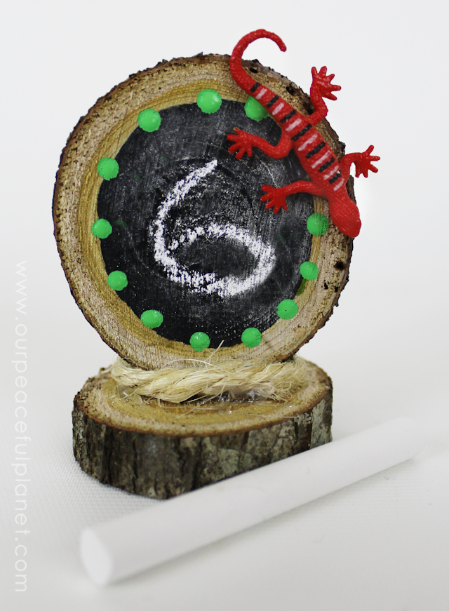Make a fun countdown to Christmas, a vacation, a birthday, another holiday or any upcoming event using wood slices, some chalkboard paint and a few extras. 