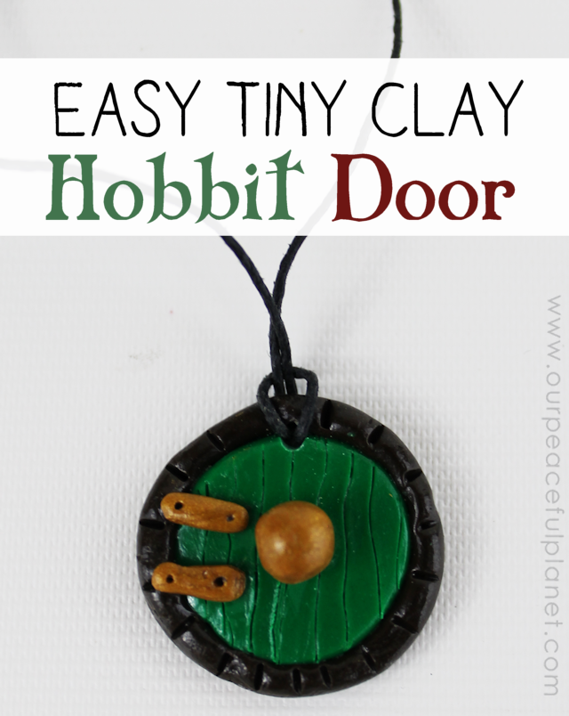 This simple hobbit door is so easy to make from colored hardening clay that anyone can do it! Use it for jewelry, bookmarks etc. Makes a great Tolkien gift!