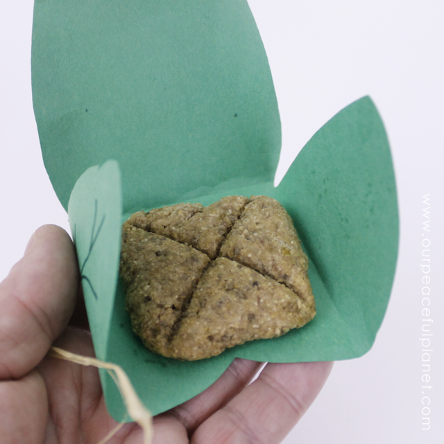 A simple and healthy Lembas bread recipe from Tolkien's Lord of the Rings. Comes with a free Mallorn leaf pattern to wrap your bread it. A tasty Elven food!