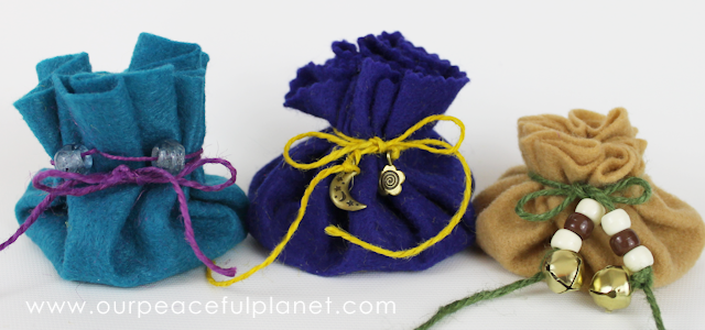 This simple little no sew drawstring pouches are great for holding tiny treasures! All you need is felt and string and some charms or beads if desired!