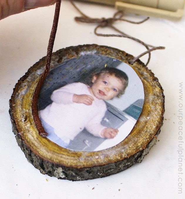Make this quick photo ornaments from wood slices to adorn your tree or give as gifts to grandparents etc. A wonderful way to personalize your decorating!