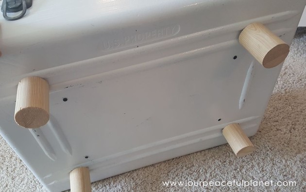 A suitcase makes the best DIY dog bed! You can style it however you like and we even show you how to attach a toy bin to the side. Your pup will love it!