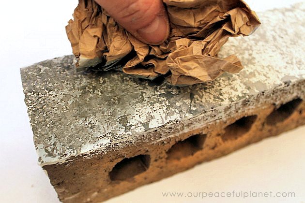 You won't believe how easy & inexpensive it is to do a dramatic fireplace makeover! All you need is some normal paint and a wadded up paper bag. No kidding!