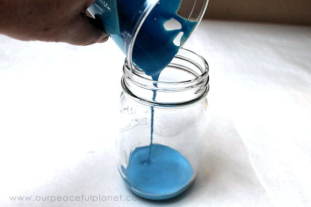 Painting or tinting jars can be pretty sloppy work. With our great tips you will learn not only how to paint mason jars easily but with very little mess!