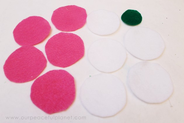 Learn how to make felt flowers in 5 minutes with scissors & hot glue. Use them to adorn many things from wreaths & other decor items to pins & hair clips!
