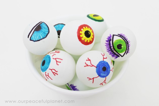 Make a creepy fun monster eye pong party game with plastic cups & ping pong balls. (Beer pong was never this awesome.) Kids & adults alike will love it!