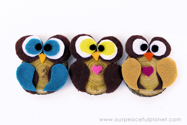 Make this simple wood slice owl decor with a single wood tree slice and some felt! They can be used for many things, to adorn wreaths or by themselves!Make this simple wood slice owl decor with a single wood tree slice and some felt! They can be used for many things, to adorn wreaths or by themselves!