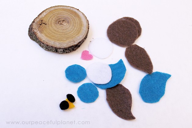 Make this simple wood slice owl decor with a single wood tree slice and some felt! They can be used for many things, to adorn wreaths or by themselves!