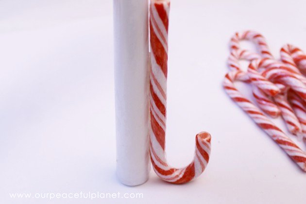 Make these merry candy candy Christmas candles! They're easy, quick, inexpensive and beautiful. Plus there's a free poinsettia pattern included to adorn them!
