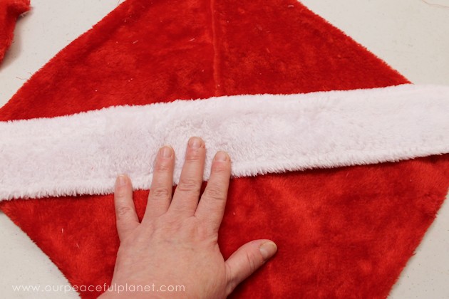 With two Dollar store Santa hats, you can make the cutest two-sided Santa pillow ever! Keep it or give them away as neighbor gifts! Free fun printable tags.