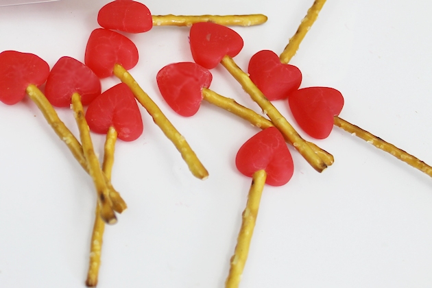 These tiny pretzel arrows take seconds to make. Use our pillow box tutorial and attach one of our cute free tags and you've got the perfect Valentine gift!