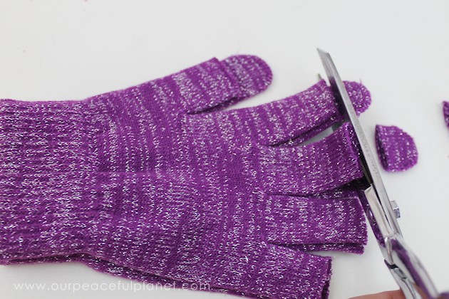Do you love to text? Are your hands cold? Do you get tired of taking gloves on and off to do said texting? DIY Power Texting Gloves to the rescue!